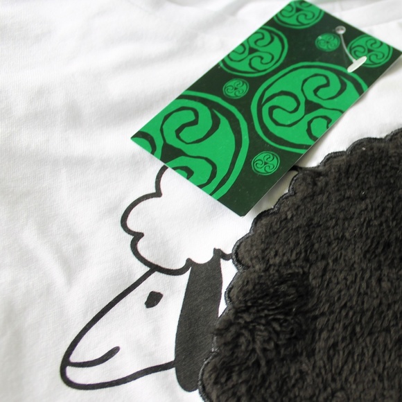 New Ireland Fuzzy Sheep T Shirt Top White Black - Picture 3 of 5